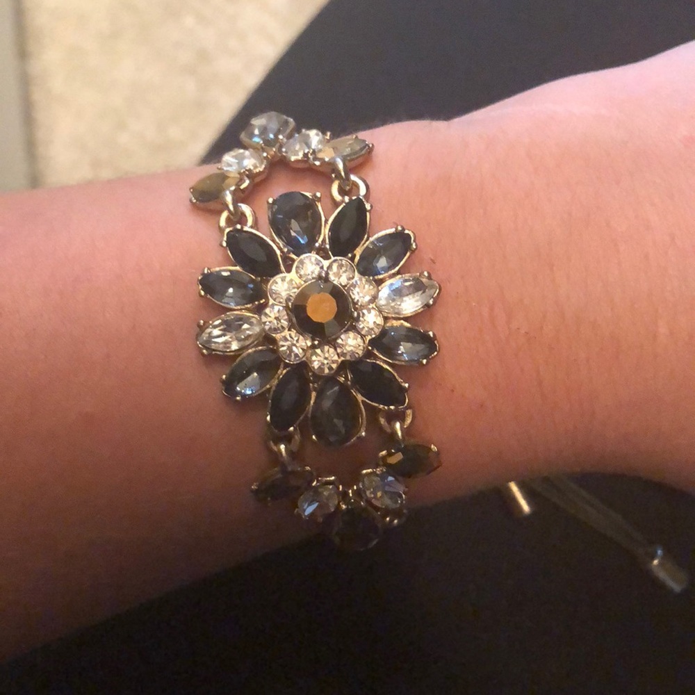 Floral pull bracelet